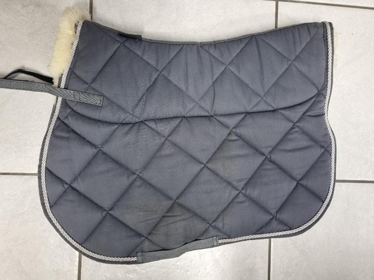 Secondhand-Artikel | Lammfell-Schabracke VS